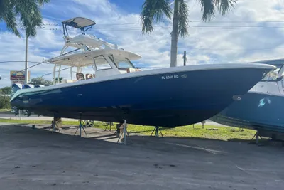Everglades 435 Center Console