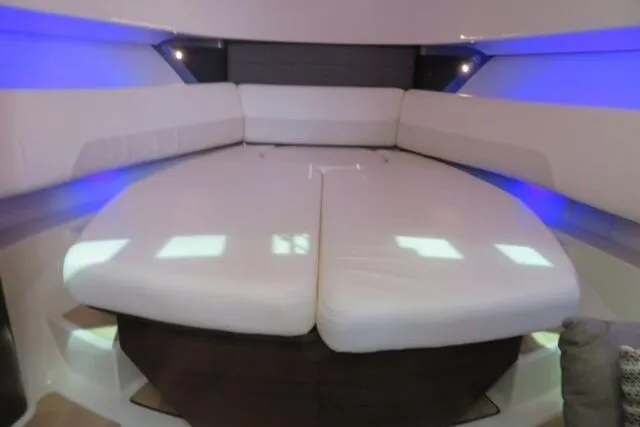  Yacht Photos Pics Boston Whaler 345 Conquest - Interior