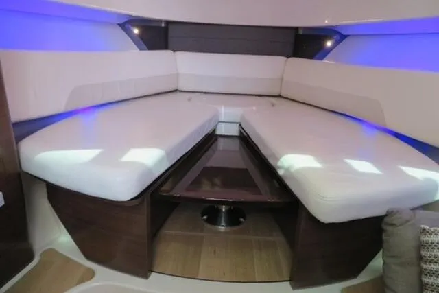  Yacht Photos Pics Boston Whaler 345 Conquest - Interior