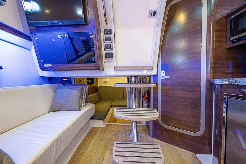  Yacht Photos Pics Boston Whaler 345 Conquest - Interior