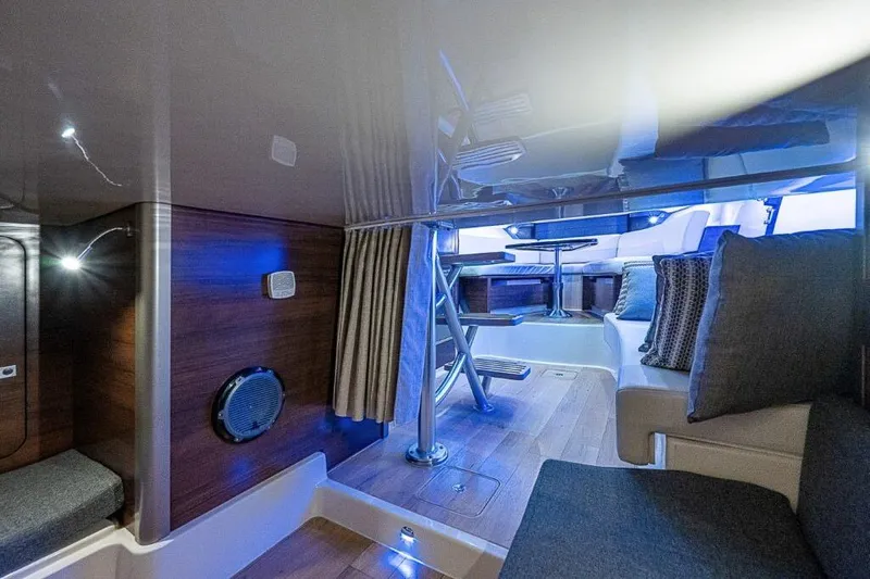  Yacht Photos Pics Boston Whaler 345 Conquest - Interior