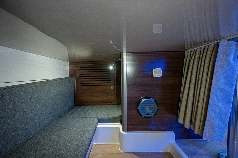  Yacht Photos Pics Boston Whaler 345 Conquest - Interior