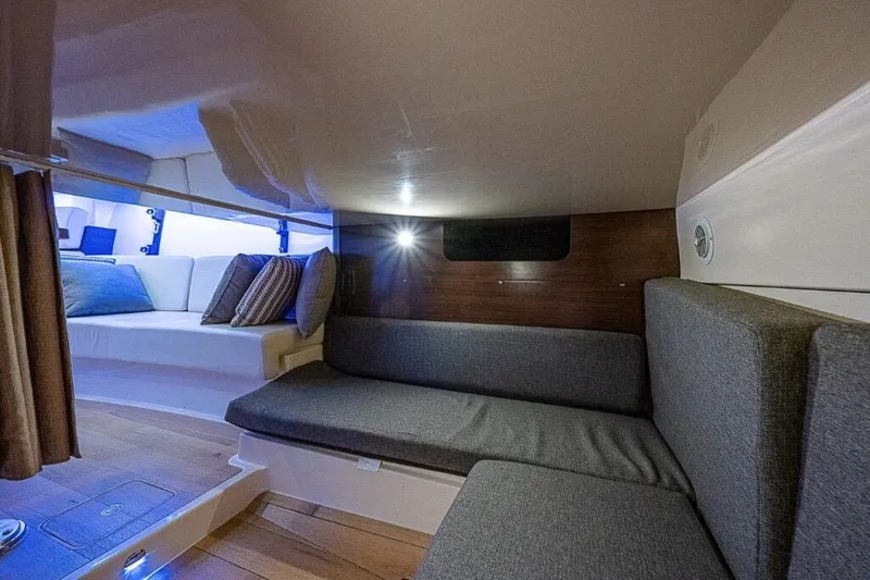  Yacht Photos Pics Boston Whaler 345 Conquest - Interior