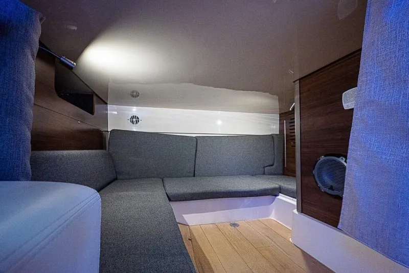  Yacht Photos Pics Boston Whaler 345 Conquest - Interior