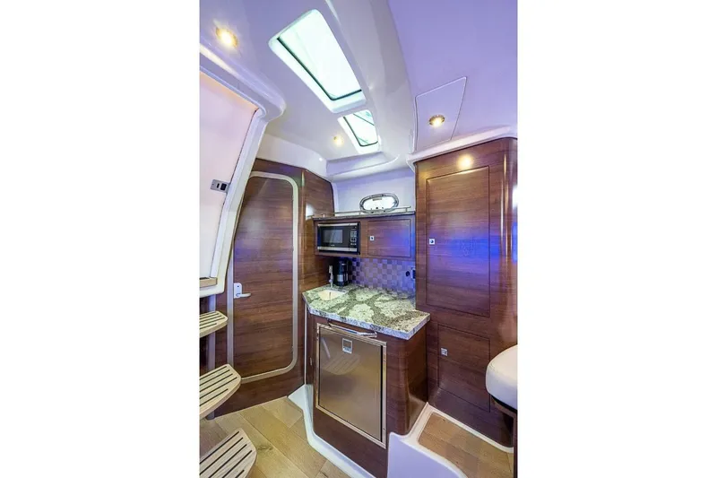  Yacht Photos Pics Boston Whaler 345 Conquest - Interior