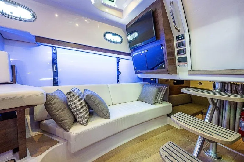  Yacht Photos Pics Boston Whaler 345 Conquest - Interior