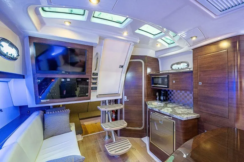  Yacht Photos Pics Boston Whaler 345 Conquest - Interior