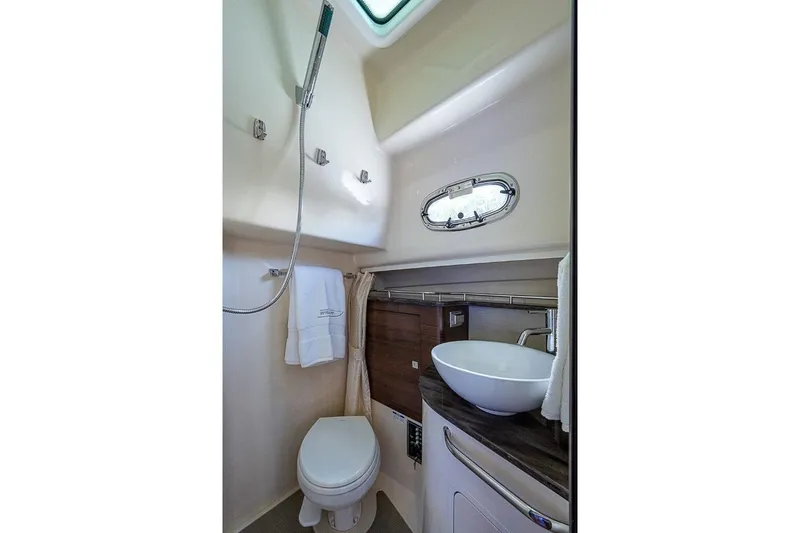  Yacht Photos Pics Boston Whaler 345 Conquest - Head