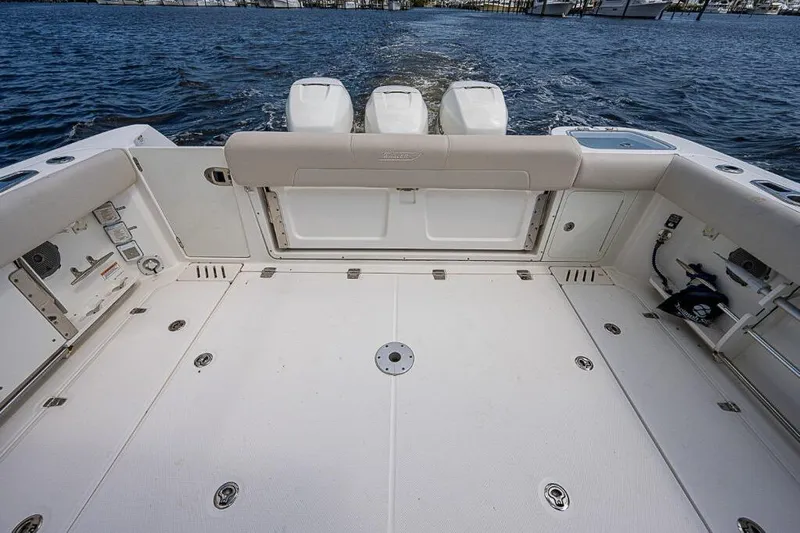  Yacht Photos Pics Boston Whaler 345 Conquest - Cockpit