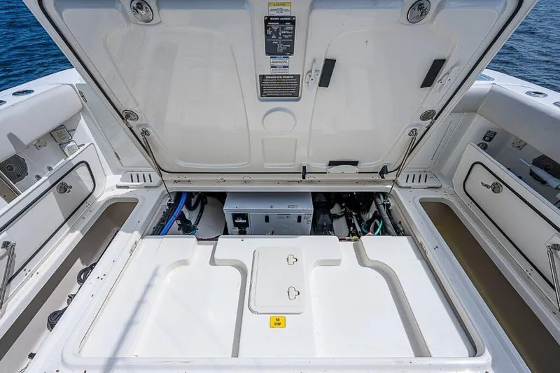  Yacht Photos Pics Boston Whaler 345 Conquest - Cockpit