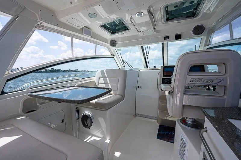  Yacht Photos Pics Boston Whaler 345 Conquest - Helm