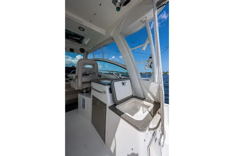  Yacht Photos Pics Boston Whaler 345 Conquest - Helm