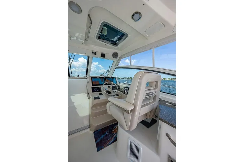  Yacht Photos Pics Boston Whaler 345 Conquest - Helm