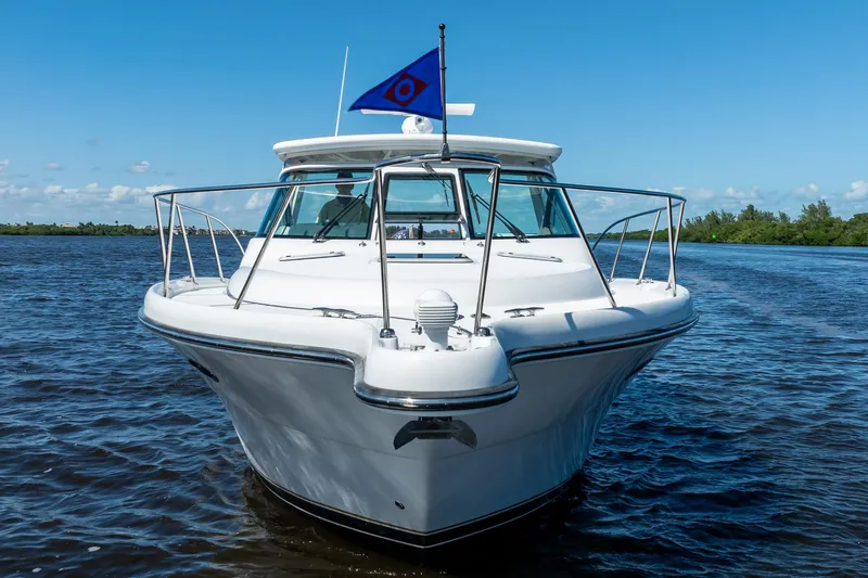 Maggie Yacht Photos Pics 2005 Tiara Yachts 3200 Open cruising on a sunny day, front view.