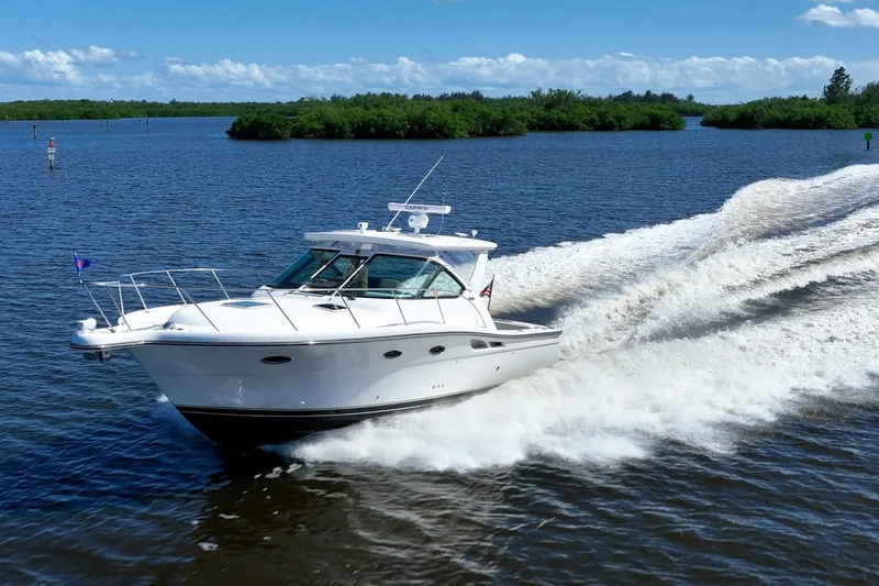 Maggie Yacht Photos Pics 2005 Tiara Yachts 3200 Open cruising on a sunny day, creating a wake.