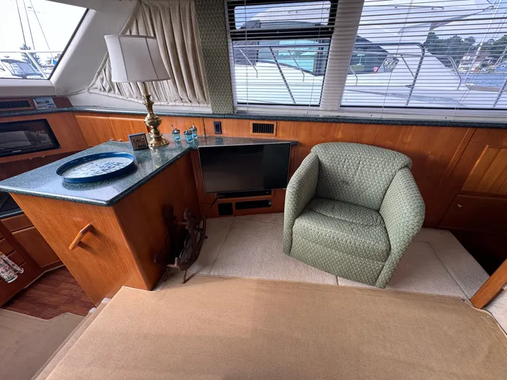 Logos Yacht Photos Pics Interior of 2000 Carver 406 Aft Cabin Motor Yacht with chair and counter.