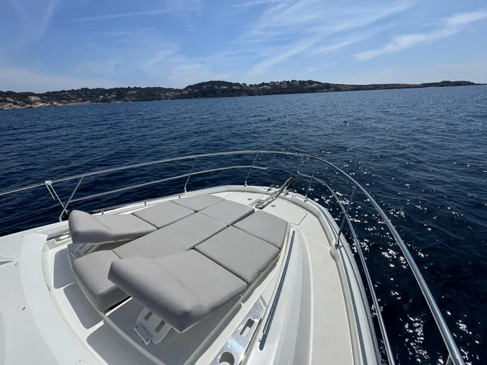  Yacht Photos Pics Prestige 460 yacht, 2023 model, with sun loungers on deck, cruising on open sea.