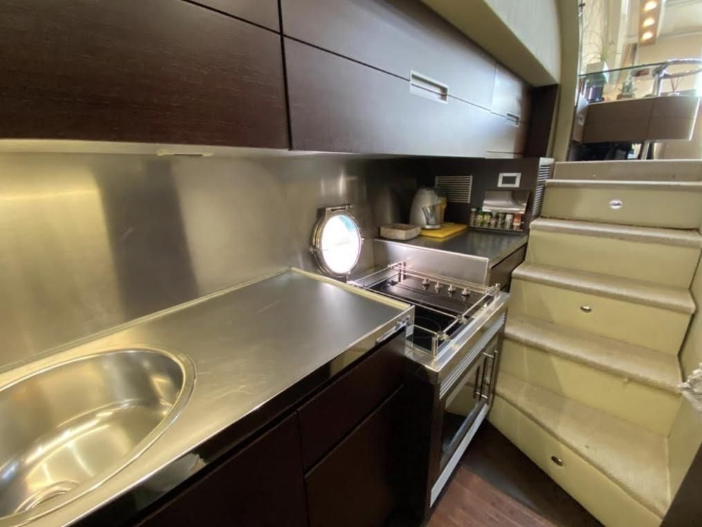 2005 Azimut 68 