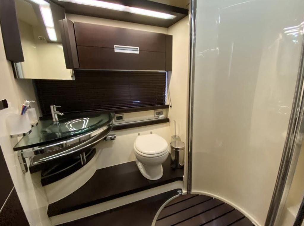 2005 Azimut 68 