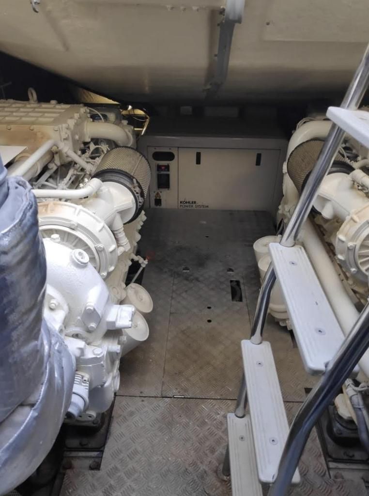 2005 Azimut 68 