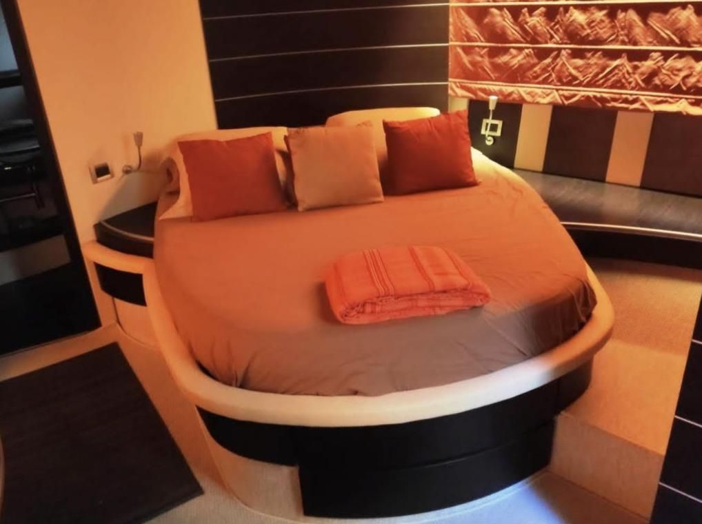 2005 Azimut 68 