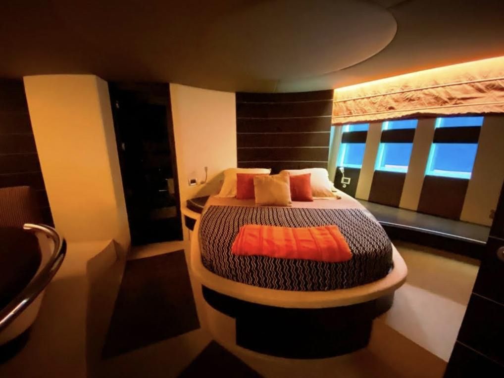 2005 Azimut 68 