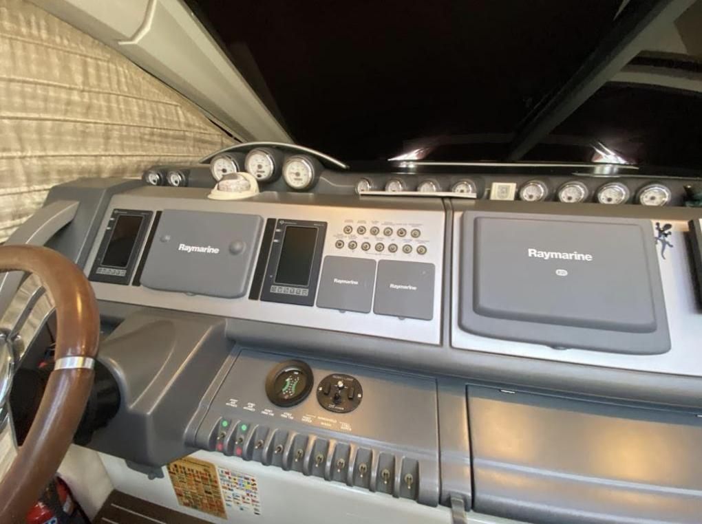 2005 Azimut 68 