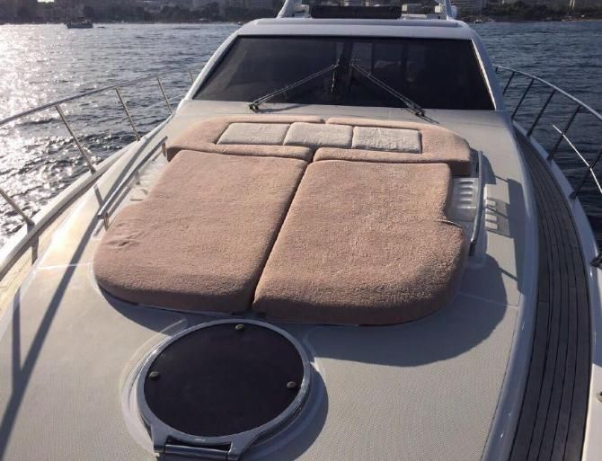 2005 Azimut 68 