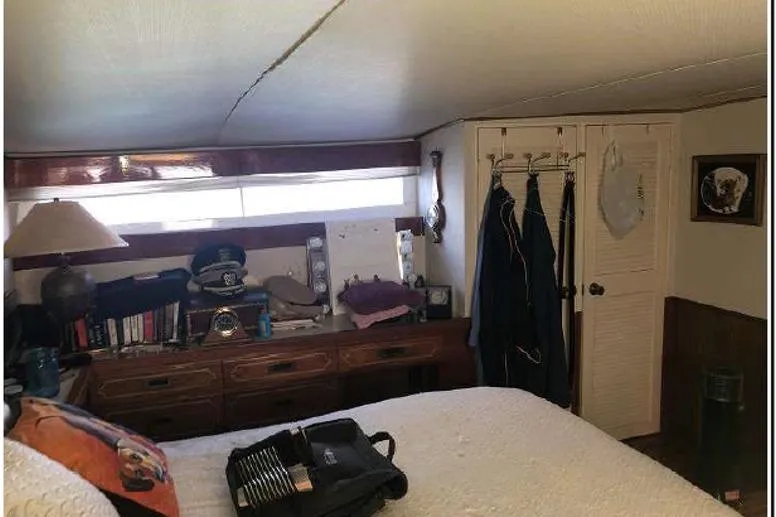 Top Coat Yacht Photos Pics Interior of 1974 Pacemaker Cockpit Motoryacht with cozy bedroom and wooden furnishings.