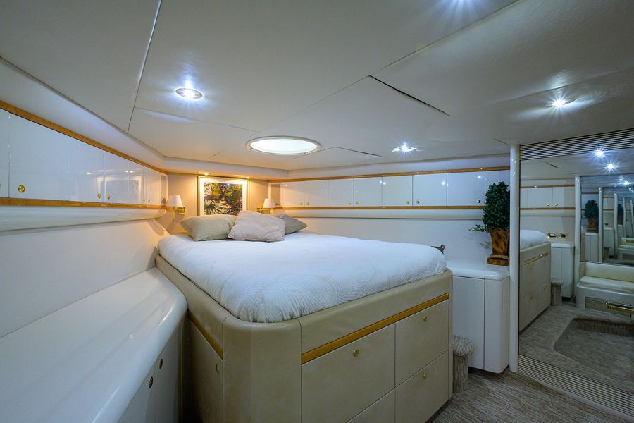 1998 Lazzara 80 Motoryacht