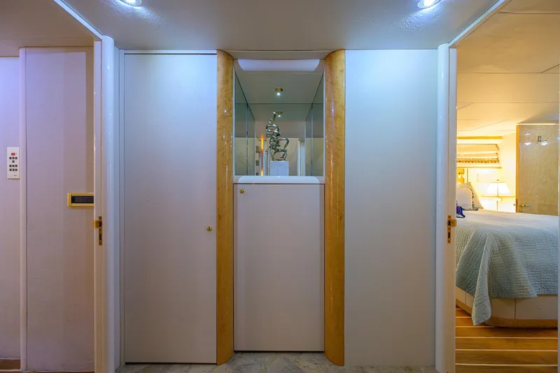 Lost Texan Yacht Photos Pics Lazzara 80 LOST TEXAN - Lower Foyer