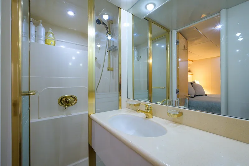 Lost Texan Yacht Photos Pics Lazzara 80 LOST TEXAN - Port Guest Head