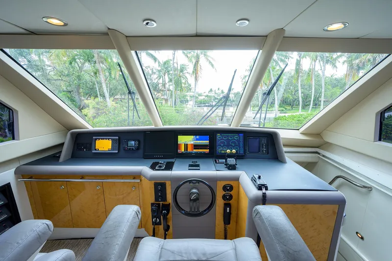 Lost Texan Yacht Photos Pics Lazzara 80 LOST TEXAN - Skylounge Helm Station