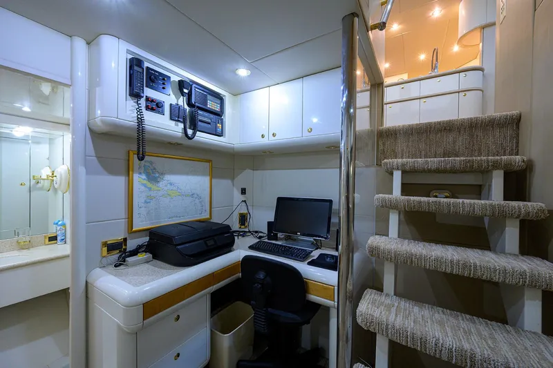 Lost Texan Yacht Photos Pics Lazzara 80 LOST TEXAN - Forward Office Area