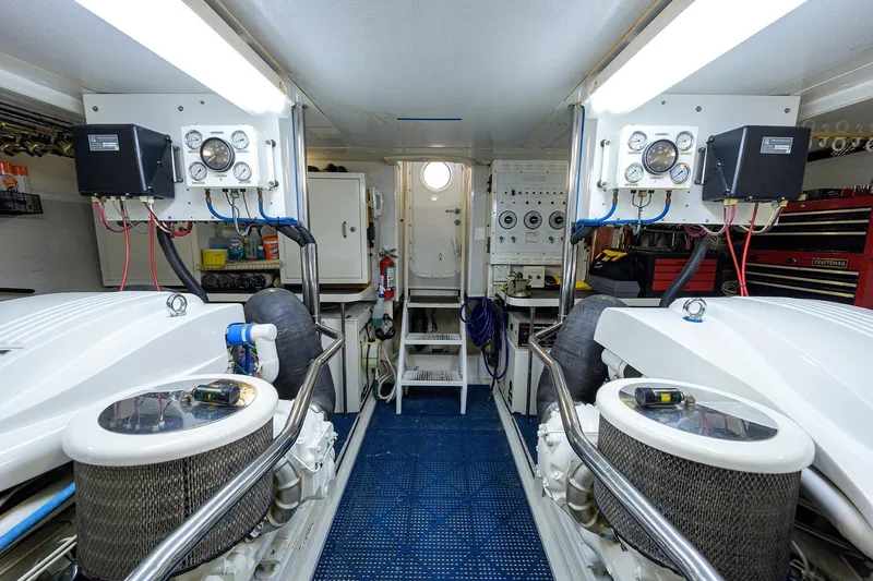 Lost Texan Yacht Photos Pics Lazzara 80 LOST TEXAN - - Engine Room