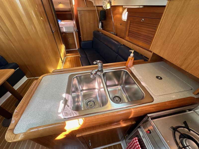 2005 Catalina 350
