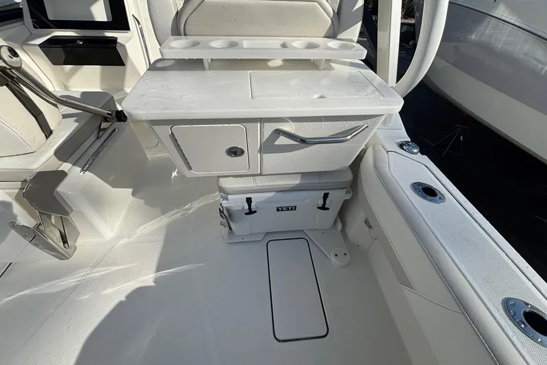  Yacht Photos Pics 2026 World Cat 265 DC-X boat interior with seating, storage, and Yeti cooler.