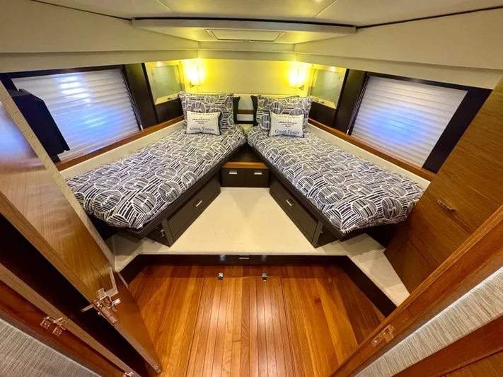 Sneezy Yacht Photos Pics VIP StateRoom - Forward - (2) Single Beds