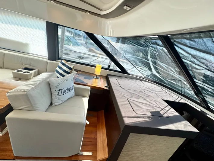 Sneezy Yacht Photos Pics Salon - Adjustable Seat (Forward Facing)