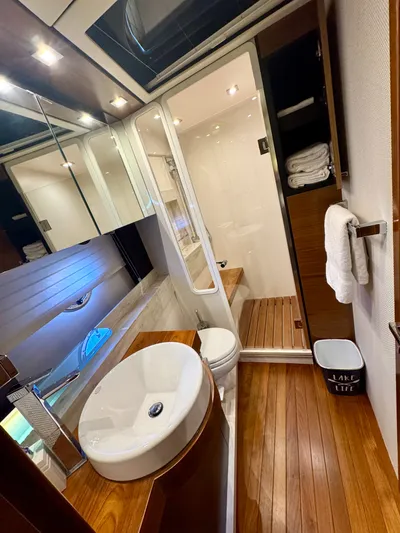 Sneezy Yacht Photos Pics VIP / Guest Head & Shower