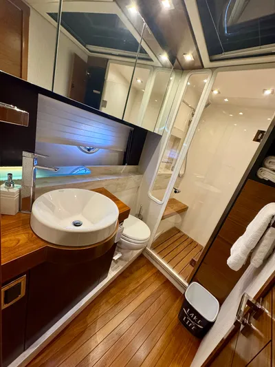 Sneezy Yacht Photos Pics VIP / Guest Head & Shower