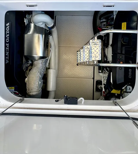 Sneezy Yacht Photos Pics Engine Room - Access