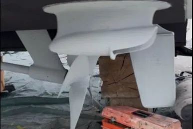 Salty Pause Yacht Photos Pics Propeller of 2005 Sea Ray 420 Sedan Bridge yacht, close-up view.