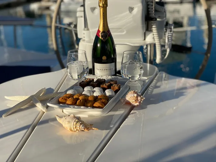 Hummingbird Yacht Photos Pics 