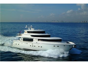 Johnson Motor Yacht w/On Deck Master