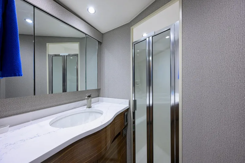 Lykenew Yacht Photos Pics Viking 54 LYKENEW- Guest Head