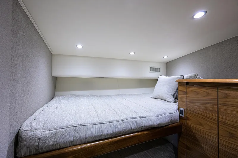 Lykenew Yacht Photos Pics Viking 54 LYKENEW- Guest Stateroom Bunks