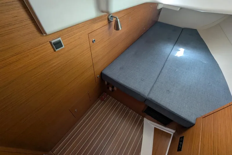 Muchacha De Abril Yacht Photos Pics 2017 X-Yachts Xc 45 cabin interior with wooden paneling and cushioned bed.
