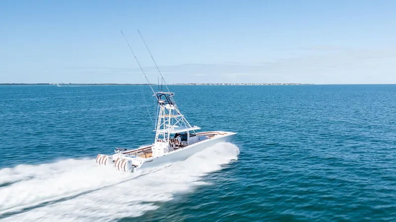  Yacht Photos Pics Freeman 47 boat cruising on open water, 2022 model.