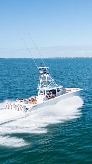  Yacht Photos Pics Freeman 47 boat cruising on open water, 2022 model.